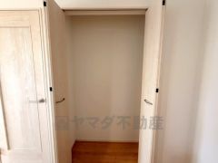 キッチン横に広々としたパントリー付き＾＾洗面室にも近く、食料品だけでなく日用品などの収納にも＾＾