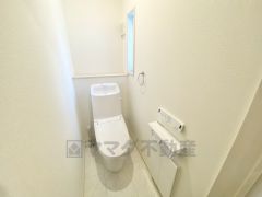 1階2階の2ヶ所にトイレがありますので、忙しい朝にも家族に気を使わず、ゆとりが生まれますね＾＾ 小窓付きで換気する時に便利です＾＾