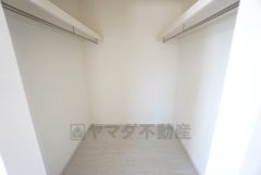収納力豊富なウォークインクローゼット付き。洋服や小物などを1箇所にまとめて美しい収納を実現します。お荷物が多くなっても安心の設計です。