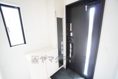 ご家族の靴をスッキリと片付けられるシューズボックス付きの玄関です＾＾スッキリと片付いた玄関は気持ちがいいです。