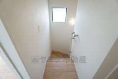 採光も確保された手摺り付きの階段。