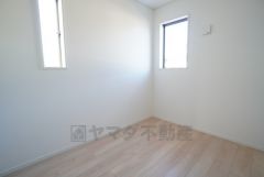 2面採光を確保した明るい室内は、風通しも良く、大変居心地の良い空間となっております。日当たりがよく、子供部屋としての利用もおすすめ。