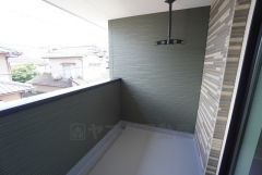 陽当たりの良いバルコニー＾＾お洗濯やお布団干しはもちろん、日光浴スペースにも＾＾足元は防水工事施工済です。 