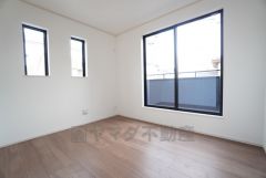 5.25帖。2面採光を確保した明るい室内は、風通しも良く、大変居心地の良い空間となっております。日当たりがよく、子供部屋としての利用もおすすめ。