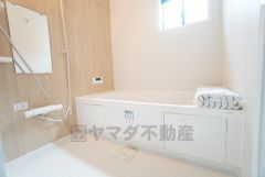 1日の疲れを癒すくつろぎのバスルーム。足を伸ばしてもゆったりと入れるサイズです。お子様と一緒にお風呂に入っても狭くないですね＾＾