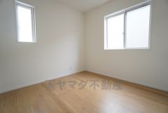 4.5帖洋室。2面採光を確保した明るい室内は、風通しも良く、大変居心地の良い空間となっております。日当たりがよく、子供部屋としての利用もおすすめ。