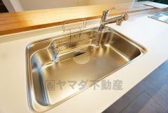 大きなお鍋も楽々洗える幅の広いシンクです＾＾ステンレスシンクなので簡単にお掃除できますよ。洗剤やスポンジもすっきりできる収納付き。