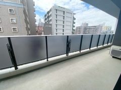 陽当たりの良いバルコニーです。お洗濯やお布団干しはもちろん、日光浴スペースにも＾＾南西～北東までバルコニーに囲われています＾＾