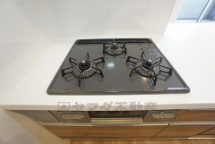 3口コンロなので、複数の調理を一度に行うことができます。調理をしながらちょっともう一品を加えたいときなどにも便利です。