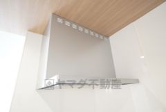 コンロ上には換気扇完備＾＾すぐ横に小窓が設けられているので、換気扇と合わせてWで換気できます＾＾