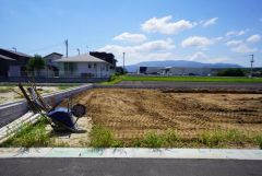 駐車スペースはゆとりある2台分を確保。マイカー用に、お客さま用に、余裕を持ってご利用いただけます。