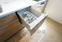 炊事時間を大幅に短縮できる食器洗浄乾燥機付き＾＾食器を洗う手間が減るので家族とのコミュニケーションの時間や自分の時間が増えますね。