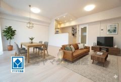 19.2帖。家族が集まる開放的なリビング。思い思いの時間を過ごしたり食事をしたり、素敵な団らんの場になりますね。家具はCGによるイメージ画像