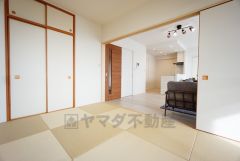 リビング横には約6帖の和室が設けられています＾＾