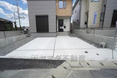 駐車スペースはゆとりある2台分を確保。マイカー用に、お客さま用に、余裕を持ってご利用いただけます＾＾