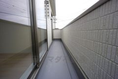 2部屋から行き来できる続きバルコニー＾＾お洗濯やお布団干しはもちろん、日光浴スペースにも＾＾足元は防水工事施工済です。 