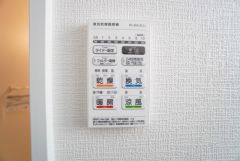 雨の日の洗濯も安心できる浴室暖房乾燥機付き浴室。リモコンで操作もボタン1つで簡単。