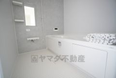 1日の疲れを癒すくつろぎのバスルーム。足を伸ばしてもゆったりと入れるサイズです。お子様と一緒にお風呂に入っても狭くないですね＾＾