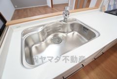 大きなお鍋も楽々洗える幅の広いシンクです＾＾ステンレスシンクなので簡単にお掃除できますよ。洗剤やスポンジもすっきりできる収納付き。