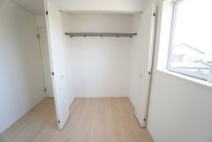 洋室にはラック収納付きのクローゼットが設けられています。たっぷり収納できるので衣替えの心配もいりませんね＾＾ 