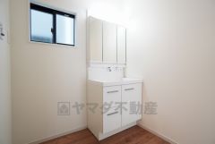 三面鏡裏収納付き洗面化粧台です＾＾ 歯磨きセットやスキンケア用品などの収納に便利ですね。 生活感も隠すことができ、来客時にも安心です。