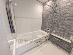 1日の疲れを癒すくつろぎのバスルーム。足を伸ばしてもゆったりと入れるサイズです。お子様と一緒にお風呂に入っても狭くないですね＾＾