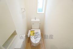 1階2階の2ヶ所にトイレがありますので、忙しい朝にも家族に気を使わず、ゆとりが生まれますね＾＾ 小窓付きで換気する時に便利です＾＾