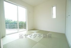 リビング隣には、ホッとできる和室を用意。客間としてはもちろん、お子様のお昼寝スペースや書斎としても活躍してくれそうです＾＾