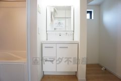 三面鏡裏収納付き洗面化粧台。