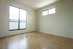 主寝室としてお使いいただけそうなこちらのお部屋は、日当たりが良く、爽やかな風を感じて起きる朝は、快適生活の始まりに。