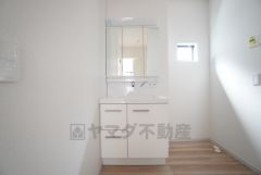 三面鏡裏収納付き洗面化粧台です＾＾ 歯磨きセットやスキンケア用品などの収納に便利ですね。 生活感も隠すことができ、来客時にも安心です。