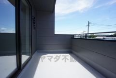 南向きで陽当たりの良いバルコニーです。お洗濯やお布団干しはもちろん、日光浴スペースにも＾＾足元は防水工事施工済です。 南面にもう一か所バルコニーあり。風通し良好＾＾ 