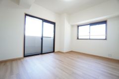 5.3帖洋室。 住む人のこだわりを活かす洋室。バルコニーにも面しているのでしっかり明るい部屋となります。