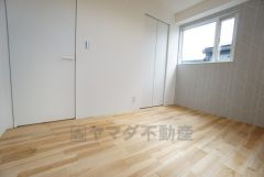 木の温もりがやさしいフローリングとアクセントクロスで住む人のこだわりを活かす洋室＾＾クローゼットもあり荷物もすっきり片付けられ、ゆとりのある暮らしが出来ます＾＾