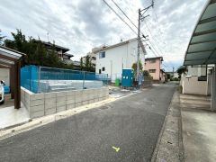 前面道路は北西側約4ｍの公道に面しています。