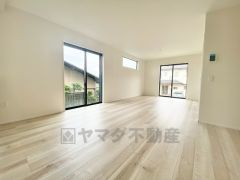 大きな掃き出し窓のあるリビングは、陽光あふれる明るい空間です。ゆったりと寛げる憩いの場となりそうです。