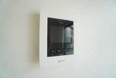 防犯性、セキュリティ対策に安心できるテレビモニター付きインターフォンです。セールスマン対策にもなり安心できます。
