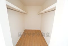 2階の8帖洋室にはハンガーパイプ付きのウォークインクローゼットが設けられています。たっぷり収納できるので衣替えの心配もいりませんね＾＾ 