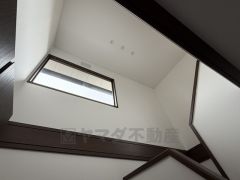 玄関上部には開放感あふれる吹抜けを採用＾＾高窓から自然光が差し込み、明るく上質な空間が広がります。 天井高を活かした設計により、実際の広さ以上のゆとりを感じられるのも魅力です＾＾ 