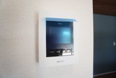 防犯性、セキュリティ対策に安心できるテレビモニター付きインターフォンです。セールスマン対策にもなり安心できます。