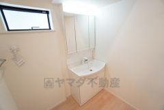 三面鏡裏収納付き洗面化粧台です＾＾ 歯磨きセットやスキンケア用品などの収納に便利ですね。
