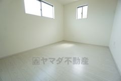 6帖。2面採光を確保した明るい室内は、風通しも良く、大変居心地の良い空間となっております。日当たりがよく、子供部屋としての利用もおすすめ。