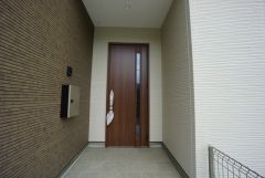 家の顔となる玄関扉がかっこいいと、たくさんの人を招き入れたくなりますね＾＾奥まって設置されており、雨にも濡れにくくなっています。
