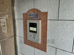 防犯性もばっちり、TVモニター付きインターホン完備。来訪者の顔が見えるので、安心＾＾お子さん1人での留守番時にも活躍しそうです。