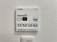 浴室暖房乾燥機付き。天候に左右されず、いつでも好きなときに洗濯物を干せるので、仕事や家事で忙しい方に重宝します。