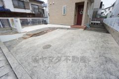 カースペースは2台分確保＾＾ご夫婦で1台ずつ所持されているご家庭も、来客時も安心ですね。