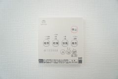 雨の日の洗濯も安心できる浴室暖房乾燥機付き浴室。リモコンで操作もボタン1つで簡単。
