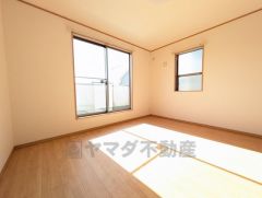7.75帖。主寝室としてお使いいただけそうなこちらのお部屋は、日当たりが良く、爽やかな風を感じて起きる朝は、快適生活の始まりに。