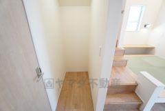 キッチン横に広々としたパントリー付き＾＾洗面室にも近く、食料品だけでなく日用品などの収納にも＾＾