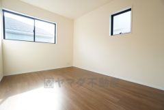 2階6帖洋室。2面採光を確保した明るい室内は、風通しも良く、大変居心地の良い空間となっております。日当たりがよく、子供部屋としての利用もおすすめ。